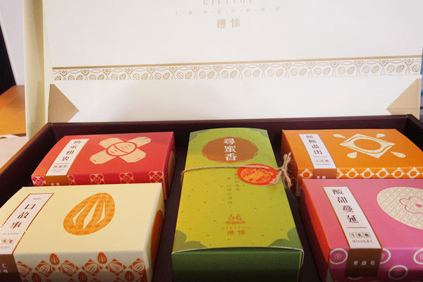 (甜點分享)♥精裝禮盒，過年送禮大首選【禮愫】重逢香醇禮盒-花火茶點集錦