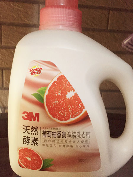 3M也有出洗衣精,讓外子以為我買了水果葡萄柚的〔天然酵素葡萄柚香氛濃縮洗衣精〕