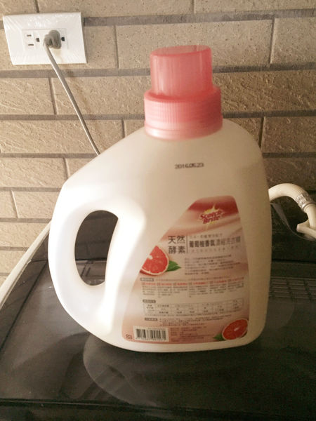 3M也有出洗衣精,讓外子以為我買了水果葡萄柚的〔天然酵素葡萄柚香氛濃縮洗衣精〕