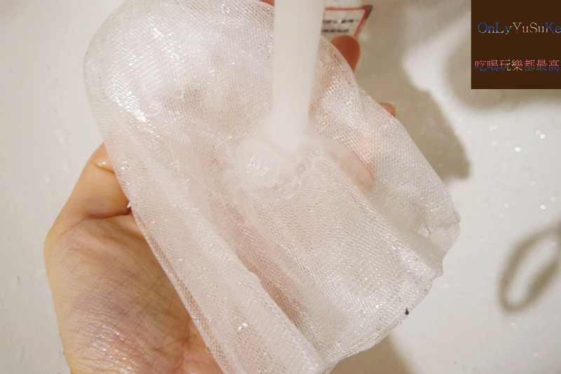 【日本淨白美人沖繩海泥潔顏乳】超多位置可以塗抹清潔的濃密泡沫潔顏