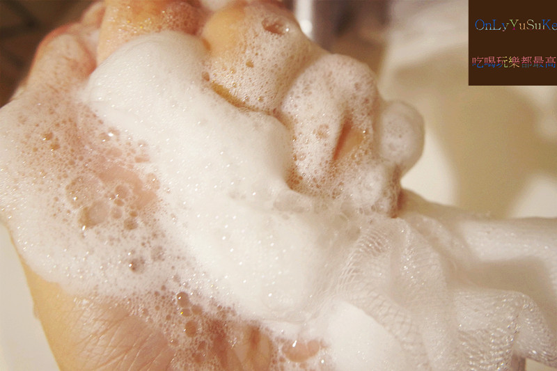 【日本淨白美人沖繩海泥潔顏乳】超多位置可以塗抹清潔的濃密泡沫潔顏