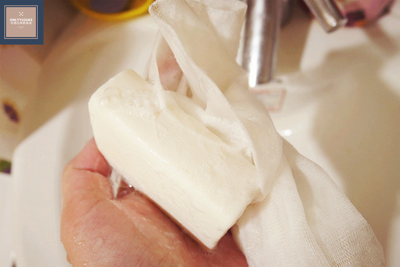 將JAMU私密雪肌泡敷皂搭配起泡網搓揉出濃密的泡沫。