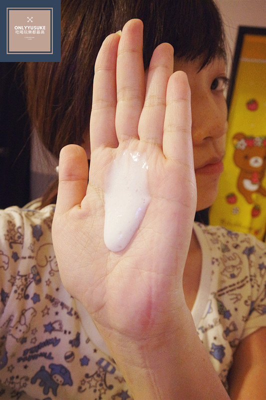 (保養分享)【日本SOFINA 蘇菲娜潤白美膚碳酸活氧美透白菁華液 】特別的慕斯保養品,柔潤,親膚透白
