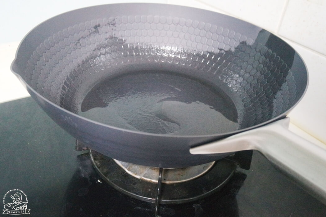 日本鐵鍋調理前的回油